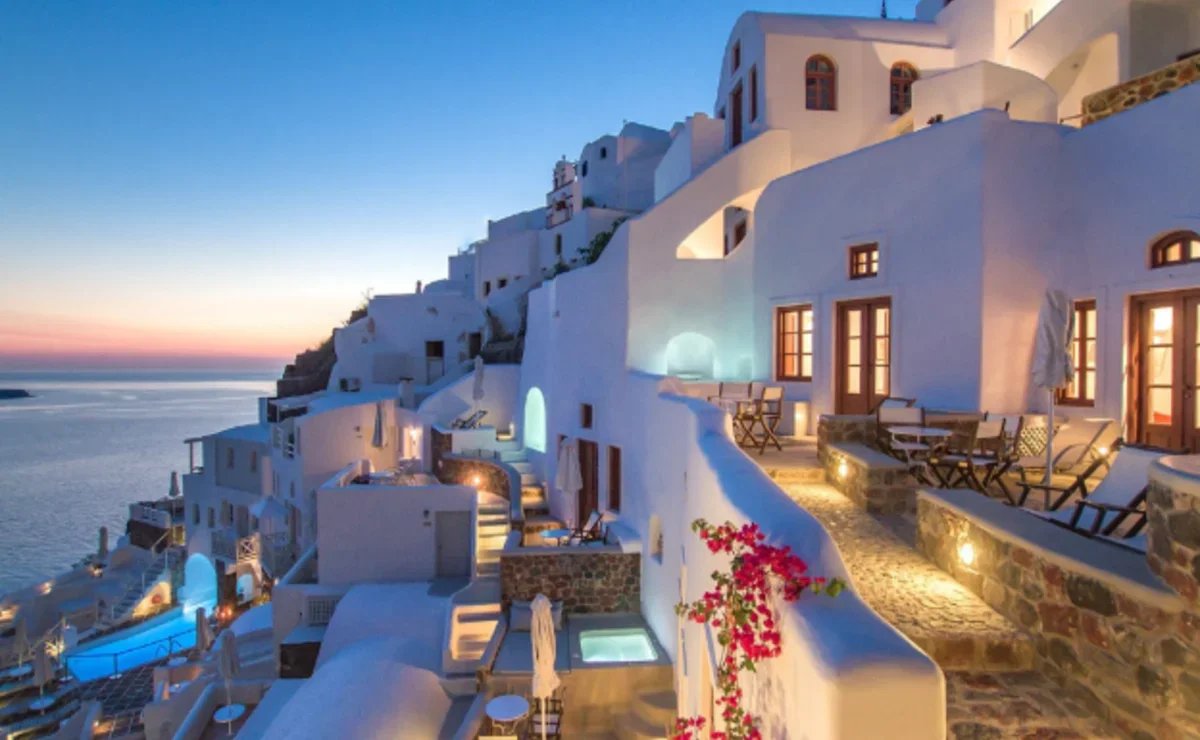 Греция обещает открыть отели в июне и ввести «паспорта здоровья» для туристов